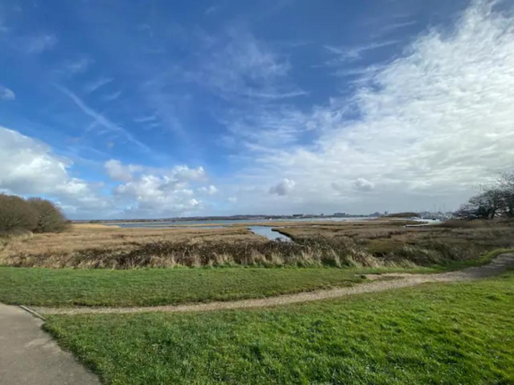Holes Bay Nature Reserve, Poole, Right Next To The Water Εξωτερικό φωτογραφία